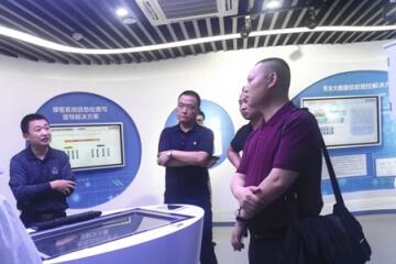 四川達州經(jīng)開(kāi)區黨工委委員、公安分局局長(cháng)劉保華一行赴遠望信息參觀(guān)考察