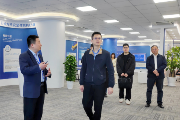 濱江區管委會(huì )副主任、副區長(cháng)佘堅一行來(lái)遠望信息考察指導工作